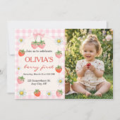 Berry 1st Birthday Strawberry Photo Invitation 招待状 (正面)