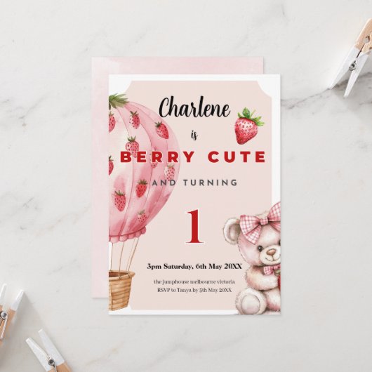 Berry Cute First Birthday Invitation • Strawberry カード (正面/裏面インサイチュ)