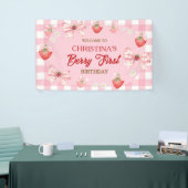 Berry first birthday pink gingham strawberry girl 横断幕 (トレードショー)