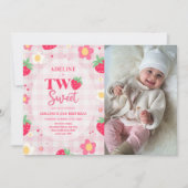 Berry First Cute 2nd Birthday Strawberry Photo 招待状 (正面)