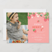 Berry First Pink Strawberry Bees Birthday Party 招待状 (正面)