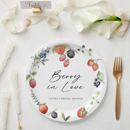 Berry in Love Watercolor Berries Bridal Shower ペーパープレート (ウェディング)
