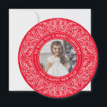 Berry Red Christmas Photo Cardの休日つる植物 シーズンカード<br><div class="desc">休日の応援をフェスティバルの写真カードで送信！このフェスティバルデザインは赤伝統的と緑の休日花模様を備え、ネイビーブルーの背景。このデザインの高度なカスタマイズを行うには、上の「カスタマイズIt」ボタンを選択する。すべての写真はサンプルとしてのみ表示され、転売には使用されない。この製品は、サンプル写真が自分の画像に置き換えられた後にのみ購入することを意図している。</div>