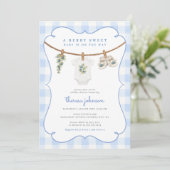 Berry sweet Blue Gingham Clothesline Baby Shower 招待状 (スタンド正面)