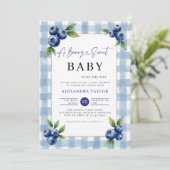 Berry Sweet Gingham Blue Farm Chic Baby Shower 招待状 (スタンド正面)
