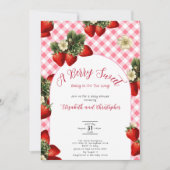 Berry Sweet Strawberry Baby Shower Red Gingham 招待状 (正面)