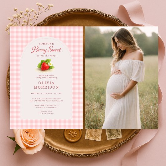 Berry Sweet Strawberry Gingham Photo Baby Shower 招待状