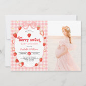Berry Sweet Summer Strawberry Baby Shower Photo 招待状 (正面)