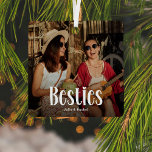 BESTIESのかわいいパーソナライズされたBFFギフト メタルオーナメント<br><div class="desc">可愛い写真クリスマスの飾り付けモダンのカスタム飾り。デザインはおもしろいホワイトタイポグラフィ読を備えている「ベスティーズ」。単にあなたのお気に入りの写真をアップロードし、名前/sをパーソナライズする。文字の色は「さらに」ツールを使カスタマイズ用して変更できる。クリスマスや誕生日、その他の特別な機会に素敵な記念ギフトを作る！</div>