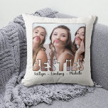 BESTIESモダンフレンドタイポグラフィ写真名Thro クッション<br><div class="desc">手書きユニークのスクリプト名または文字を使用して、BESTIESのおもしろい写真とタイポグラフィタイトルデザインを使用して、あなたのbestiesまたはBFFのための思い出に残るフォトギフトを作カスタム成する。写真のヒント：最も速く最高の/結果を得るには、アップロード前に示すように、被写体が中央にある写真を選択し、同様の形状に前もって切り抜く。変更：フォントのスタイル、色、サイズ、および配置をクリックMOREで変更でカスタマイズきます。Zazzle Chat連絡またはmakeitaboutyoustore@gmail.comを使ってデザイもしナーを編集したり、別のデザインで編集したい。</div>