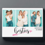 Besties 最高の Friends 3つの写真パーソナライズされた名 フォトプラーク<br><div class="desc">このモダンデザインは、あなたの名前とお気に入りのおもしろいタイポグラフィの文字"besties"を持つ写真の3つパーソナライズされたを特徴とする。提供さパーソナライズされたれた文字ボックスの文字を編集する。#photo #photogifts #gifts #gift #giftsforher #girly #bffs #bestfriends #birthdaygifts #bffgiftsボックスr hwgボックス</div>