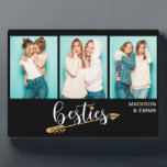Besties 最高の Friends 3つの写真パーソナライズされた名 フォトプラーク<br><div class="desc">このモダンデザインは、あなたの名前とお気に入りのおもしろいタイポグラフィの文字"besties"を持つ写真の3つパーソナライズされたを特徴とする。提供さパーソナライズされたれた文字ボックスの文字を編集する。#photo #photogifts #gifts #gift #giftsforher #girly #bffs #bestfriends #birthdaygifts #bffgiftsボックスr hwgボックス</div>