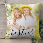 Besties 2 Photo Blackスクリプトオーバーレイ クッション<br><div class="desc">最高の友達の写真パーソナライズされた枕、あなたの名前この写真テンプレートは、前面と背面の写真を追加できるように設定されている。正面にはエレガントスクリプトオーバーレイが付読いており、背面にはタイポグラフィに名前が付いてはっきりしたいる。このデザインは白いオーバーレイまたは黒いオーバーレイで利用でき、写真に合った色を最高の選択できる。</div>