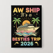 Besties Cruise Tee Aw Ship It’s a Besties 2026 缶バッジ (正面)