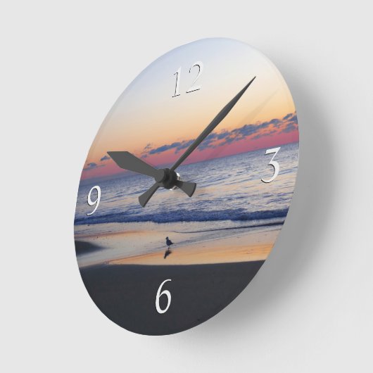 Bethany Beach Sunrise I ラウンド壁時計 (傾斜)