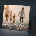 Better Togetherスクリプモダントのカスタム家族の写真 フォトプラーク<br><div class="desc">カスタムハートスモダンクリプトデザインのBETTER TOGETHERと家族の名前と年の家族の写真のプラーク。</div>