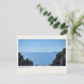 BETWEEN CLIFFS — 海と海岸の崖の写真 ポストカード (スタンド正面)