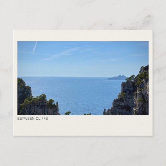 BETWEEN CLIFFS — 海と海岸の崖の写真 ポストカード (正面)