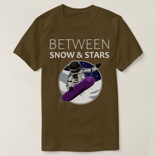 Between Snow And Stars Astronaut Ski Snowboarder  Tシャツ (デザイン正面)