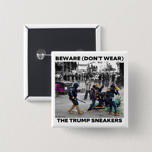 "BEWARE (DON'T WEAR) THE TRUMP SNEAKERS" BUTTON 缶バッジ (正面&裏面)