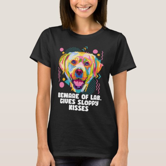 Beware of Lab Gives Sloppy Kisses Labrador Retrie Tシャツ (正面)