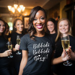 Bibbidi Bobbidiが魔法おもしろいの女性のブラックをブーズマジカル Tシャツ<br><div class="desc">女性のグラフィックTシャツのデザインおもしろいは、魔法の杖と星のアクセントを持つ白い台本の中にモダンの「ビビディBobbidi Booze!」のタイポグラフィデザインを備えている書。ブラックティーシャツデザインは、鮮やかな印刷で他の暗い色/スタイルに変更できる。</div>