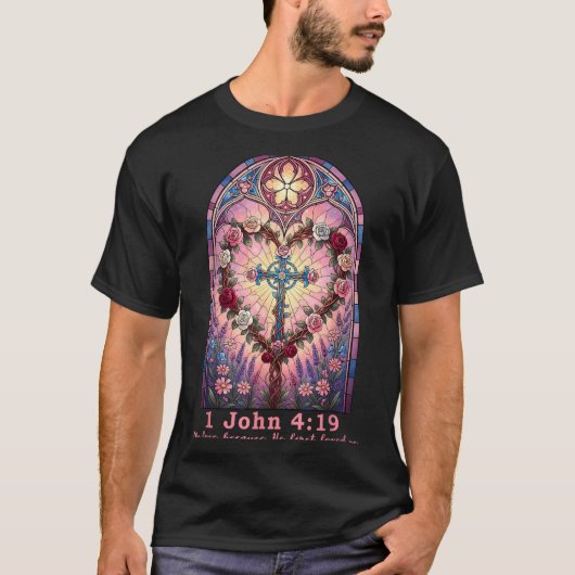Bible Verse Stained Gl 1 John 4_19 Love Prayer Val Tシャツ (正面)
