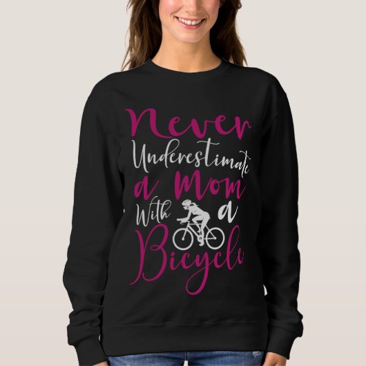 Bicycle Cyclist Mom Never Underestimate a mom with スウェットシャツ (正面)