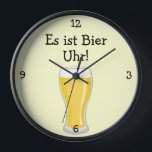 Bier Uhr：ビールオクロックオクトーバーフェストおもしろい 壁時計<br><div class="desc">このおもしろいウォールクロックは、泡立ったビールで溢れるビールグラスのグラフィックを有する。Okboterfestやドイツ語のスピーカーに最適。エール、ラガー、ビール好きにも最適。文字のEs ist Bier Uhrはビールだ！</div>