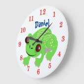 Big Eyed Spotted Green Cartoon Frog Personalized ラージ壁時計 (傾斜)