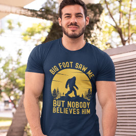 Big Foot Saw me but nobody believes him Tシャツ