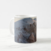 BIG ROCK FORMATIONS COVERED WITH SNOW コーヒーマグカップ (正面左)