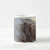 BIG ROCK FORMATIONS COVERED WITH SNOW コーヒーマグカップ (中央)
