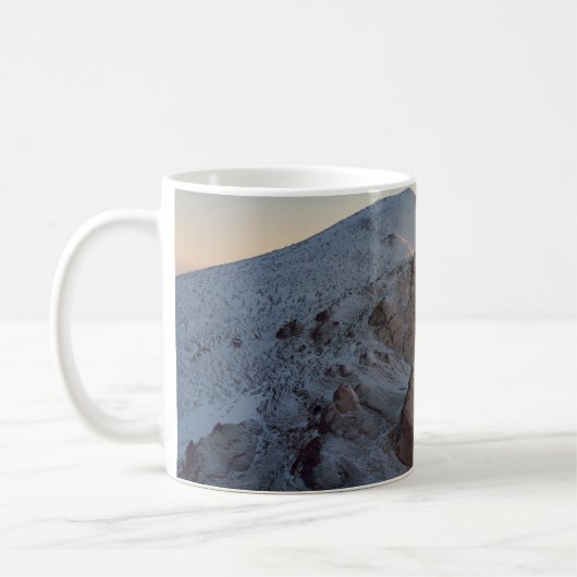 BIG ROCK FORMATIONS COVERED WITH SNOW コーヒーマグカップ (左)