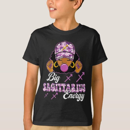 Big Sagittarius Energy Afro Girl With Purple Camou Tシャツ (正面)