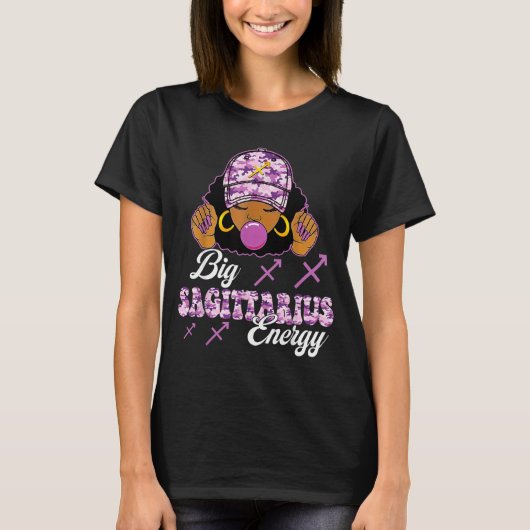 Big Sagittarius Energy Afro Girl With Purple Camou Tシャツ (正面)