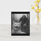 Bigfootおもしろい Doinで幸福な自撮りを驚かせた猫 カード (黄色い花)