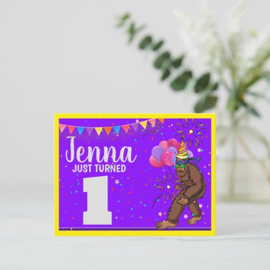 Bigfootかわいい子供の誕生日カードパーソナライズ年齢 シーズンポストカード (スタンド正面)