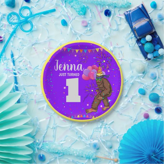 Bigfootかわいい子供の誕生日カードパーソナライズ年齢 ペーパープレート (パーティー)