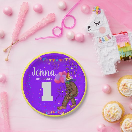 Bigfootかわいい子供の誕生日カードパーソナライズ年齢 ペーパープレート (パーティー)