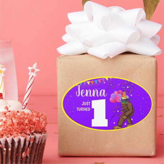 Bigfootかわいい子供の誕生日カードパーソナライズ年齢 楕円形シール (パーティー)