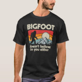 BigfootはSasqua信じのどちらにもおもしろいない Tシャツ (正面)