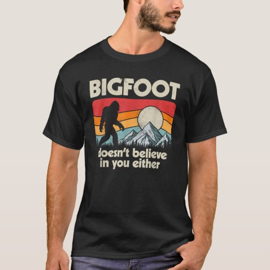 BigfootはSasqua信じのどちらにもおもしろいない Tシャツ (正面)
