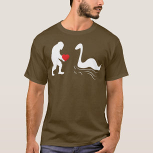 Bigfoot保おもしろい持ハートfor Valentines Day Sas Tシャツ