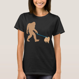 Bigfoot歩くポメラニア犬ドッグおもしろいサスカッチGif Tシャツ