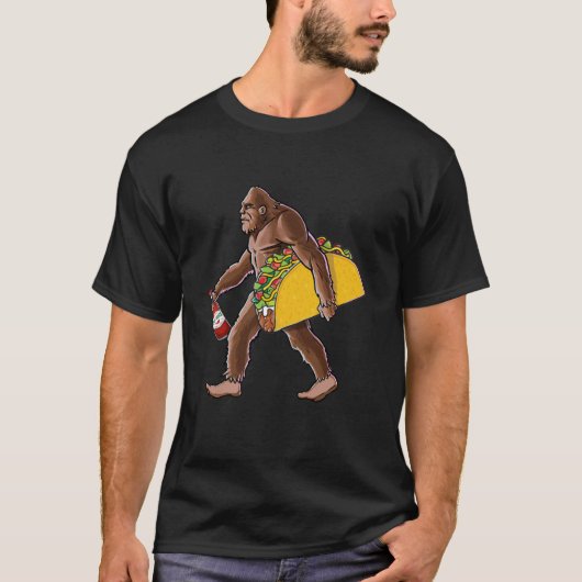Bigfoot運のタコとホットソースのボトル Tシャツ (正面)