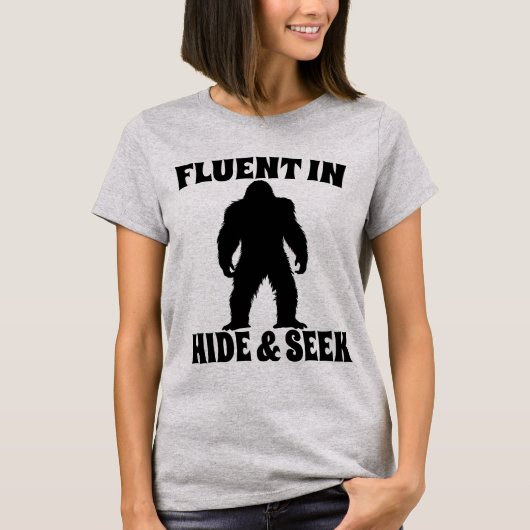 Bigfoot おもしろい - Fluent in Hide and Seek Tシャツ (正面)