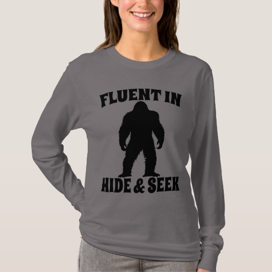 Bigfoot おもしろい - Fluent in Hide and Seek Tシャツ (正面)
