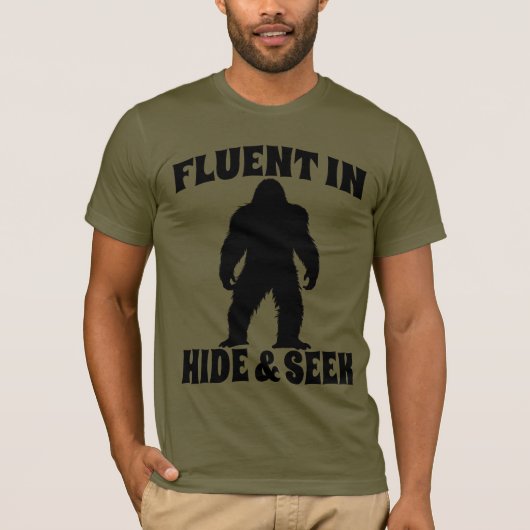 Bigfoot おもしろい - Fluent in Hide and Seek Tシャツ (正面)