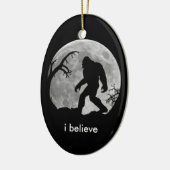 Bigfoot – 月と木信じのシルエットを持つ セラミックオーナメント (左)